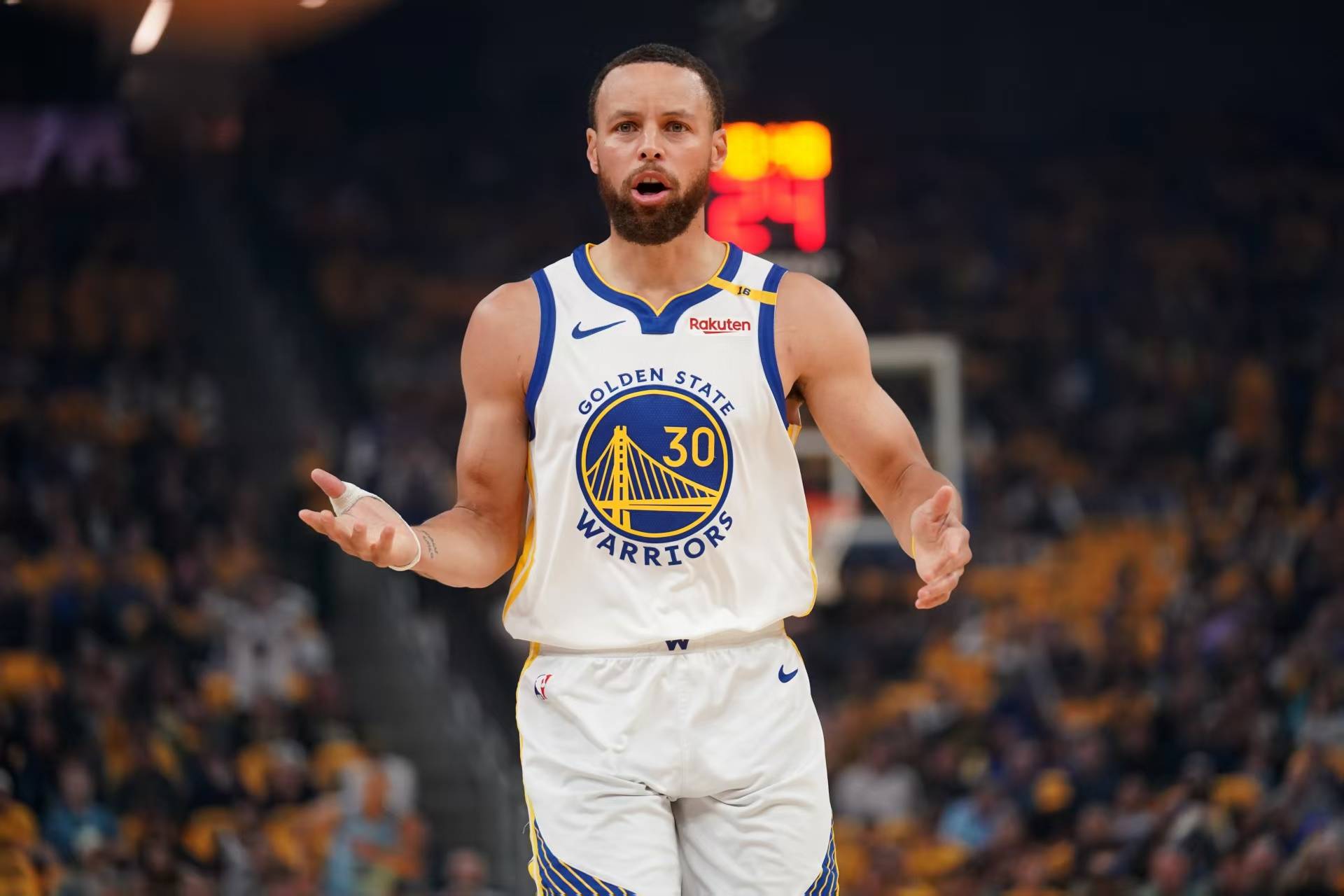 爱游戏库里迎来十五赛季出色发挥,G2观众热烈欢呼!